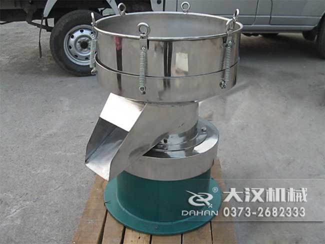 涂料振動(dòng)篩由：框體，振動(dòng)斗，出料口，振動(dòng)電機(jī)底座等部件組成