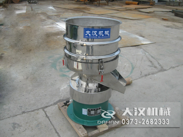 涂料過(guò)濾振動(dòng)篩：利用振動(dòng)電機(jī)的振動(dòng)力帶動(dòng)物料在篩網(wǎng)上進(jìn)行篩分，從而利用篩網(wǎng)孔徑的大小不同，完成涂料的分級(jí)，除雜等篩分目的。