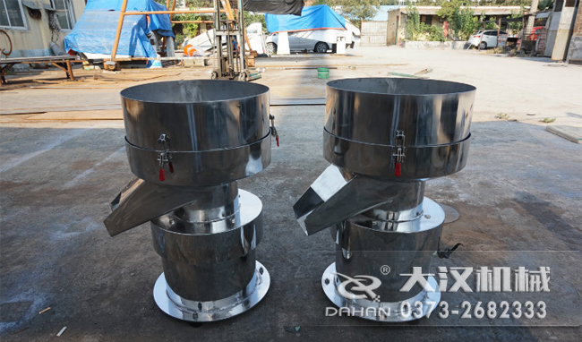 不銹鋼涂料振動(dòng)篩是一種比較受用戶歡迎的產(chǎn)品之一，主要優(yōu)勢(shì)耐酸堿，不生銹，使用壽命長(zhǎng)。