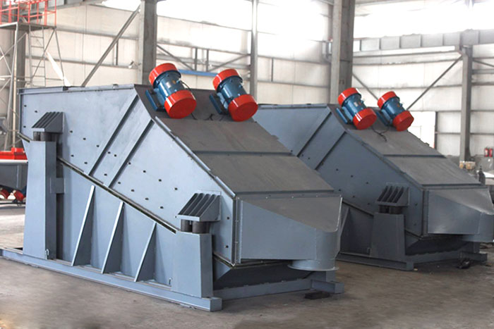 ZSG礦用振動(dòng)篩采用雙電機(jī)振動(dòng)，電機(jī)位置安裝在頂部，便于更好的傳遞振動(dòng)力。