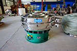 1200型三次元振動篩，產(chǎn)量可達2100kg/h。